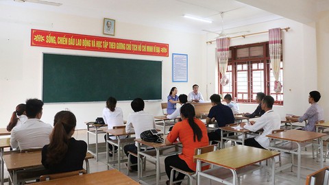 Sử dụng máy phát điện phục vụ sĩ tử thi THPT quốc gia tại Cô Tô - Ảnh 2. Sử dụng máy phát điện phục vụ sĩ tử thi THPT quốc gia tại Cô Tô - Ảnh 2.