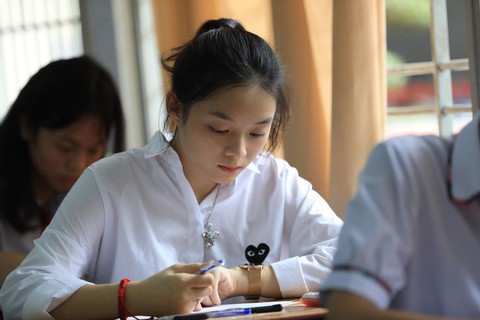 Thí sinh thoải mái bước vào thi toán THPT quốc gia 2018 - Ảnh 1. Thí sinh thoải mái bước vào thi toán THPT quốc gia 2018 - Ảnh 1.