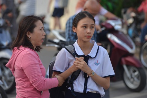 Thí sinh lo đề thi văn hỏi nội dung lớp 11 - Ảnh 1. Thí sinh lo đề thi văn hỏi nội dung lớp 11 - Ảnh 1.