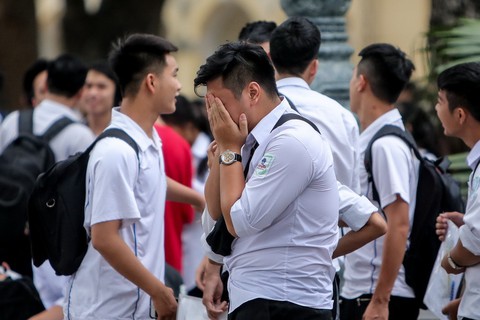 Thí sinh than đề thi toán THPT quốc gia dài và khó, nhiều em bật khóc - Ảnh 6. Thí sinh than đề thi toán THPT quốc gia dài và khó, nhiều em bật khóc - Ảnh 6.