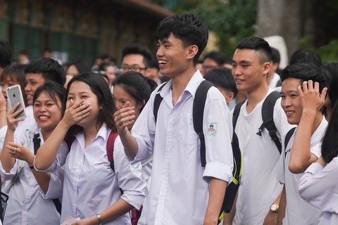 Thí sinh tươi cười sau khi thi văn THPT quốc gia - Ảnh 10. Thí sinh tươi cười sau khi thi văn THPT quốc gia - Ảnh 10.
