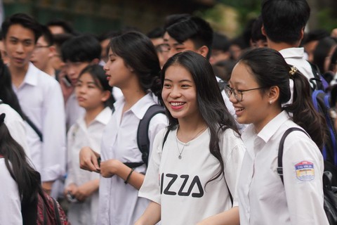 Thí sinh tươi cười sau khi thi văn THPT quốc gia - Ảnh 12. Thí sinh tươi cười sau khi thi văn THPT quốc gia - Ảnh 12.