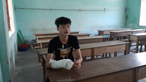 Gãy tay, thí sinh vẫn phải tự làm bài thi - Ảnh 1. Gãy tay, thí sinh vẫn phải tự làm bài thi - Ảnh 1.