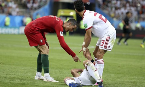 Cristiano Ronaldo bị “thẻ đỏ” từ người hâm mộ - Ảnh 1. Cristiano Ronaldo bị “thẻ đỏ” từ người hâm mộ - Ảnh 1.