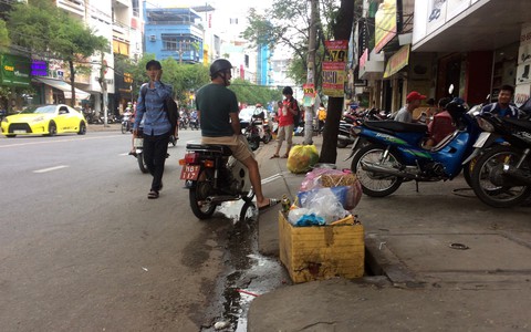 Đau đầu với nạn xả rác vào cống thoát nước - Ảnh 6. Đau đầu với nạn xả rác vào cống thoát nước - Ảnh 6.