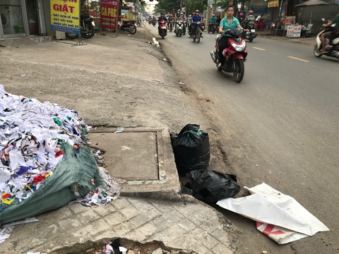 Đau đầu với nạn xả rác vào cống thoát nước - Ảnh 3. Đau đầu với nạn xả rác vào cống thoát nước - Ảnh 3.