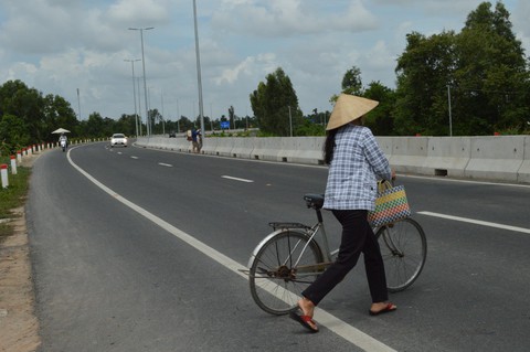 Người lớn, trẻ em mở đường gầm cầu tự cứu mình - Ảnh 1. Người lớn, trẻ em mở đường gầm cầu tự cứu mình - Ảnh 1.