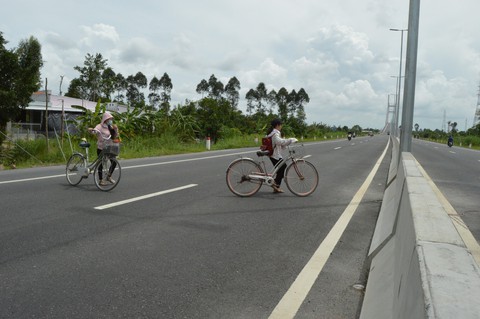 Người lớn, trẻ em mở đường gầm cầu tự cứu mình - Ảnh 2. Người lớn, trẻ em mở đường gầm cầu tự cứu mình - Ảnh 2.