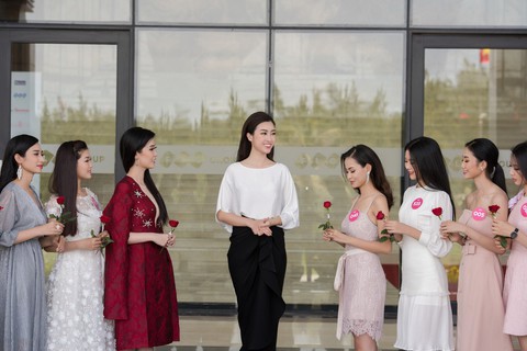 Hoa hậu Việt Nam 2018 bắt tay thực hiện dự án nhân ái - Ảnh 1. Hoa hậu Việt Nam 2018 bắt tay thực hiện dự án nhân ái - Ảnh 1.