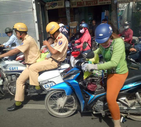 CSGT bế bé đi cấp cứu: Thấy bé tái xanh, nên vội đưa đi ngay - Ảnh 1. CSGT bế bé đi cấp cứu: Thấy bé tái xanh, nên vội đưa đi ngay - Ảnh 1.