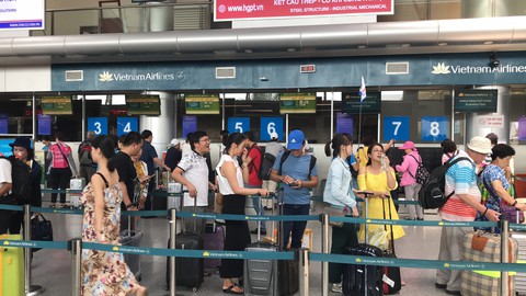 Máy bay đi TP.HCM hạ cánh khẩn cấp ở Đà Nẵng cứu hành khách khó thở - Ảnh 1. Máy bay đi TP.HCM hạ cánh khẩn cấp ở Đà Nẵng cứu hành khách khó thở - Ảnh 1.