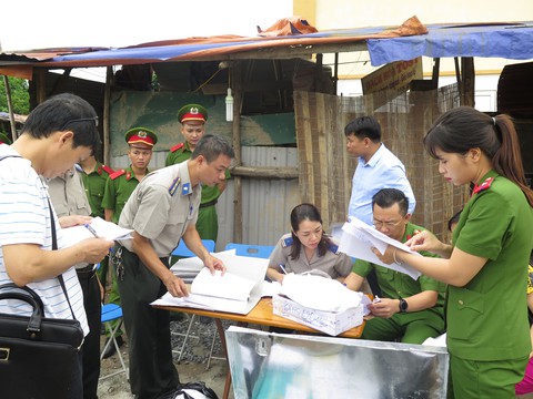 Thiêu hủy gần 600 bánh heroin liên quan tử tù trốn trại Nguyễn Văn Tình - Ảnh 2. Thiêu hủy gần 600 bánh heroin liên quan tử tù trốn trại Nguyễn Văn Tình - Ảnh 2.