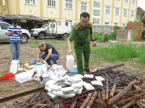 Thiêu hủy gần 600 bánh heroin liên quan tử tù trốn trại Nguyễn Văn Tình - Ảnh 1. Thiêu hủy gần 600 bánh heroin liên quan tử tù trốn trại Nguyễn Văn Tình - Ảnh 1.