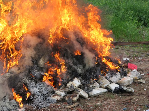 Thiêu hủy gần 600 bánh heroin liên quan tử tù trốn trại Nguyễn Văn Tình - Ảnh 4. Thiêu hủy gần 600 bánh heroin liên quan tử tù trốn trại Nguyễn Văn Tình - Ảnh 4.