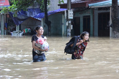 Đường ngập ngang bụng, thí sinh Hà Giang dầm mình đến phòng thi - Ảnh 3. Đường ngập ngang bụng, thí sinh Hà Giang dầm mình đến phòng thi - Ảnh 3.