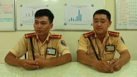 CSGT bế bé đi cấp cứu: Thấy bé tái xanh, nên vội đưa đi ngay - Ảnh 3. CSGT bế bé đi cấp cứu: Thấy bé tái xanh, nên vội đưa đi ngay - Ảnh 3.