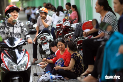 Cha mẹ dầm mưa dãi nắng bên ngoài phòng thi - Ảnh 6. Cha mẹ dầm mưa dãi nắng bên ngoài phòng thi - Ảnh 6.