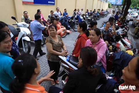 Cha mẹ dầm mưa dãi nắng bên ngoài phòng thi - Ảnh 8. Cha mẹ dầm mưa dãi nắng bên ngoài phòng thi - Ảnh 8.