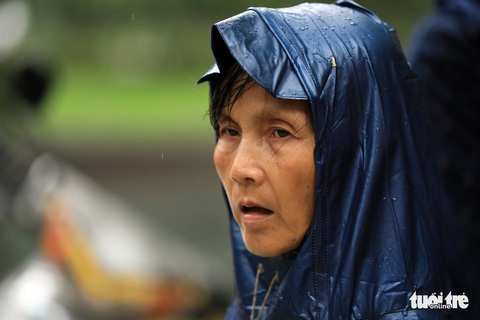 Cha mẹ dầm mưa dãi nắng bên ngoài phòng thi - Ảnh 16. Cha mẹ dầm mưa dãi nắng bên ngoài phòng thi - Ảnh 16.