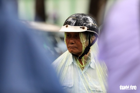 Cha mẹ dầm mưa dãi nắng bên ngoài phòng thi - Ảnh 17. Cha mẹ dầm mưa dãi nắng bên ngoài phòng thi - Ảnh 17.