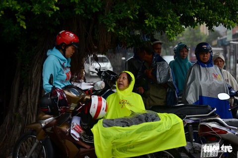 Cha mẹ dầm mưa dãi nắng bên ngoài phòng thi - Ảnh 3. Cha mẹ dầm mưa dãi nắng bên ngoài phòng thi - Ảnh 3.