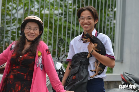 Cha mẹ dầm mưa dãi nắng bên ngoài phòng thi - Ảnh 9. Cha mẹ dầm mưa dãi nắng bên ngoài phòng thi - Ảnh 9.