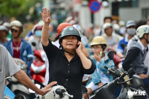Cha mẹ dầm mưa dãi nắng bên ngoài phòng thi - Ảnh 10. Cha mẹ dầm mưa dãi nắng bên ngoài phòng thi - Ảnh 10.