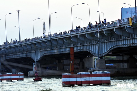 Điều tra vụ sà lan tự hành đâm gãy trụ chống va cầu Đồng Nai - Ảnh 1. Điều tra vụ sà lan tự hành đâm gãy trụ chống va cầu Đồng Nai - Ảnh 1.
