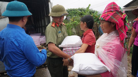 Báo Tuổi Trẻ trao quà cho bà con vùng lũ Lai Châu - Ảnh 4. Báo Tuổi Trẻ trao quà cho bà con vùng lũ Lai Châu - Ảnh 4.