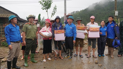 Báo Tuổi Trẻ trao quà cho bà con vùng lũ Lai Châu - Ảnh 5. Báo Tuổi Trẻ trao quà cho bà con vùng lũ Lai Châu - Ảnh 5.