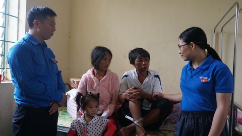 Báo Tuổi Trẻ trao quà cho bà con vùng lũ Lai Châu - Ảnh 6. Báo Tuổi Trẻ trao quà cho bà con vùng lũ Lai Châu - Ảnh 6.