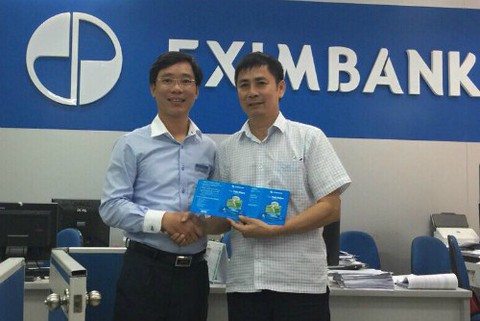Eximbank bất ngờ ứng 23 tỉ cho khách vụ 50 tỉ tiết kiệm bốc hơi - Ảnh 1. Eximbank bất ngờ ứng 23 tỉ cho khách vụ 50 tỉ tiết kiệm bốc hơi - Ảnh 1.