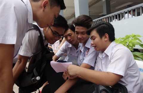 Thí sinh bắt đầu làm bài ngoại ngữ thi THPT quốc gia - Ảnh 2. Thí sinh bắt đầu làm bài ngoại ngữ thi THPT quốc gia - Ảnh 2.