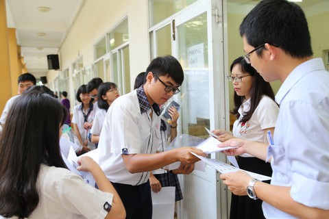 Gần 350.000 thí sinh vào ngày thứ 2 thi THPT quốc gia - Ảnh 7. Gần 350.000 thí sinh vào ngày thứ 2 thi THPT quốc gia - Ảnh 7.
