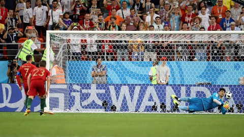 Ronaldo xấu xí, dân mạng... chúc mừng Messi - Ảnh 1. Ronaldo xấu xí, dân mạng... chúc mừng Messi - Ảnh 1.