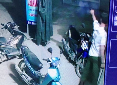 Trưởng công an xã nổ súng giải tán đám đông phải giải trình - Ảnh 1. Trưởng công an xã nổ súng giải tán đám đông phải giải trình - Ảnh 1.