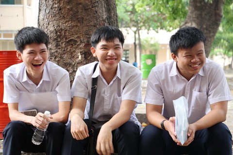 Gần 350.000 thí sinh vào ngày thứ 2 thi THPT quốc gia - Ảnh 6. Gần 350.000 thí sinh vào ngày thứ 2 thi THPT quốc gia - Ảnh 6.