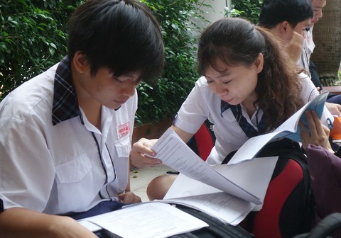 Gần 350.000 thí sinh vào ngày thứ 2 thi THPT quốc gia - Ảnh 2. Gần 350.000 thí sinh vào ngày thứ 2 thi THPT quốc gia - Ảnh 2.