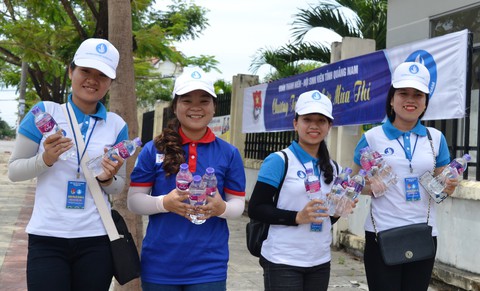 Khăn lạnh, nước mát giảm nhiệt cho sĩ tử mùa nắng nóng - Ảnh 3. Khăn lạnh, nước mát giảm nhiệt cho sĩ tử mùa nắng nóng - Ảnh 3.