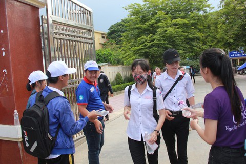 Khăn lạnh, nước mát giảm nhiệt cho sĩ tử mùa nắng nóng - Ảnh 4. Khăn lạnh, nước mát giảm nhiệt cho sĩ tử mùa nắng nóng - Ảnh 4.