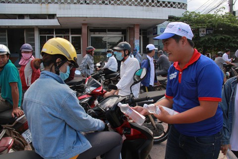 Khăn lạnh, nước mát giảm nhiệt cho sĩ tử mùa nắng nóng - Ảnh 1. Khăn lạnh, nước mát giảm nhiệt cho sĩ tử mùa nắng nóng - Ảnh 1.