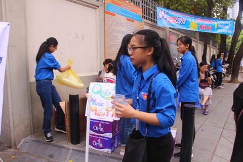 Sinh viên tình nguyện tụ tập, hát hò khi hỗ trợ kỳ thi THPT quốc gia - Ảnh 2. Sinh viên tình nguyện tụ tập, hát hò khi hỗ trợ kỳ thi THPT quốc gia - Ảnh 2.