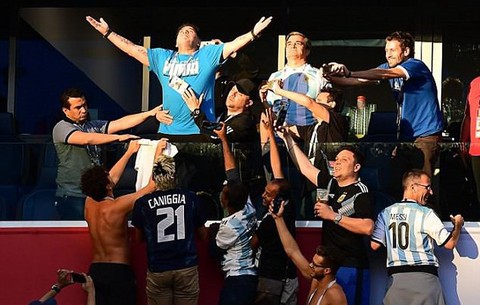 Maradona nhập viện sau chiến thắng nghẹt thở của Argentina - Ảnh 1. Maradona nhập viện sau chiến thắng nghẹt thở của Argentina - Ảnh 1.