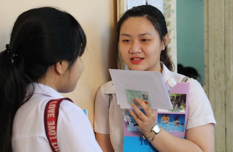 Gần 450.000 thí sinh thi bài cuối cùng THPT quốc gia - Ảnh 2. Gần 450.000 thí sinh thi bài cuối cùng THPT quốc gia - Ảnh 2.