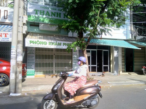 Trưởng khoa sản bị tố cầm tiền của nhiều sản phụ biến mất - Ảnh 2. Trưởng khoa sản bị tố cầm tiền của nhiều sản phụ biến mất - Ảnh 2.