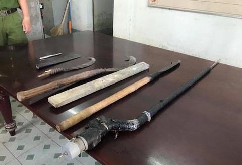 Tạm giữ 4 người mang súng đòi bảo kê hàng rong - Ảnh 1. Tạm giữ 4 người mang súng đòi bảo kê hàng rong - Ảnh 1.