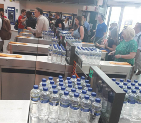 Du khách chiến đấu với đợt nóng kỷ lục ở Anh - Ảnh 7. Du khách chiến đấu với đợt nóng kỷ lục ở Anh - Ảnh 7.