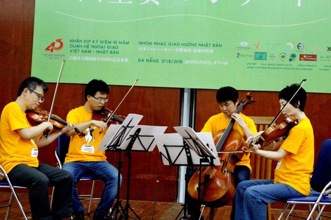 Nhóm nhạc Nhật chơi Diễm xưa cho bệnh nhân ung thư Đà Nẵng - Ảnh 2. Nhóm nhạc Nhật chơi Diễm xưa cho bệnh nhân ung thư Đà Nẵng - Ảnh 2.