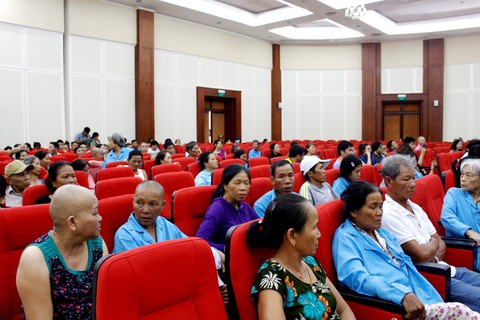 Nhóm nhạc Nhật chơi Diễm xưa cho bệnh nhân ung thư Đà Nẵng - Ảnh 6. Nhóm nhạc Nhật chơi Diễm xưa cho bệnh nhân ung thư Đà Nẵng - Ảnh 6.