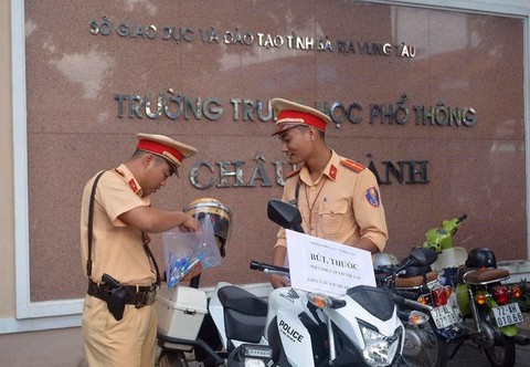 CSGT phát miễn phí bút thước, áo mưa cho thí sinh - Ảnh 1. CSGT phát miễn phí bút thước, áo mưa cho thí sinh - Ảnh 1.